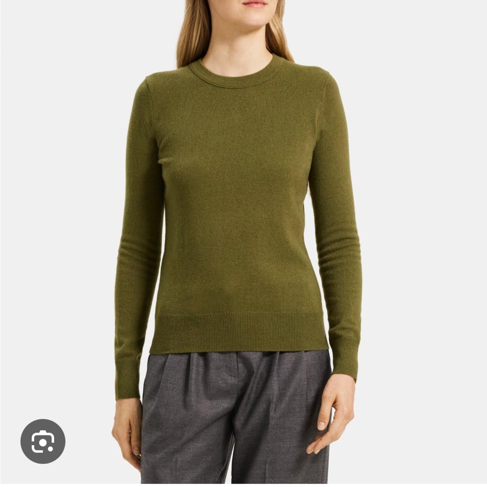 Theory essential crewneck cashmere sweater in PEAR
